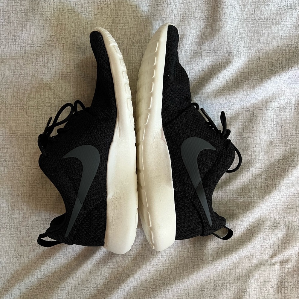 EUC Nike Men’s Roshe Run Shoes in Black/Anthracite Sail - Picture 6 of 9